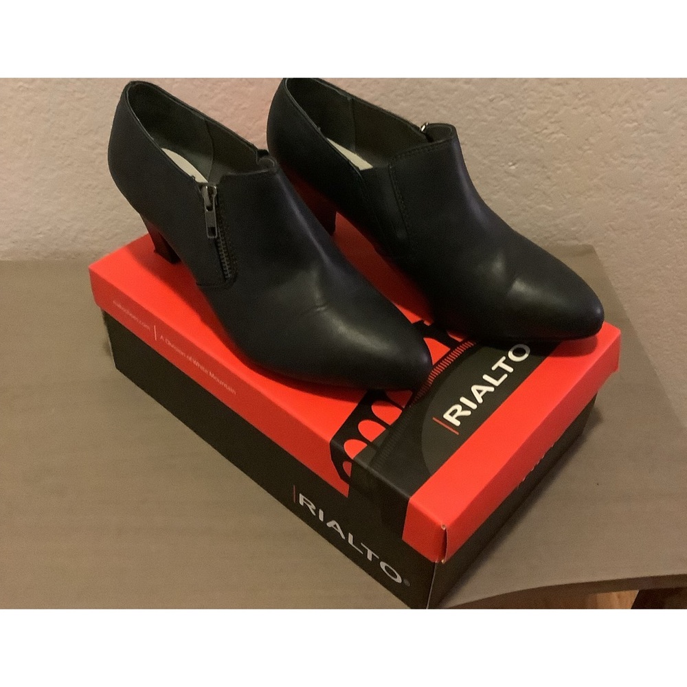 Rialto Brand Navy shootie, low heel, size 7.5 wide